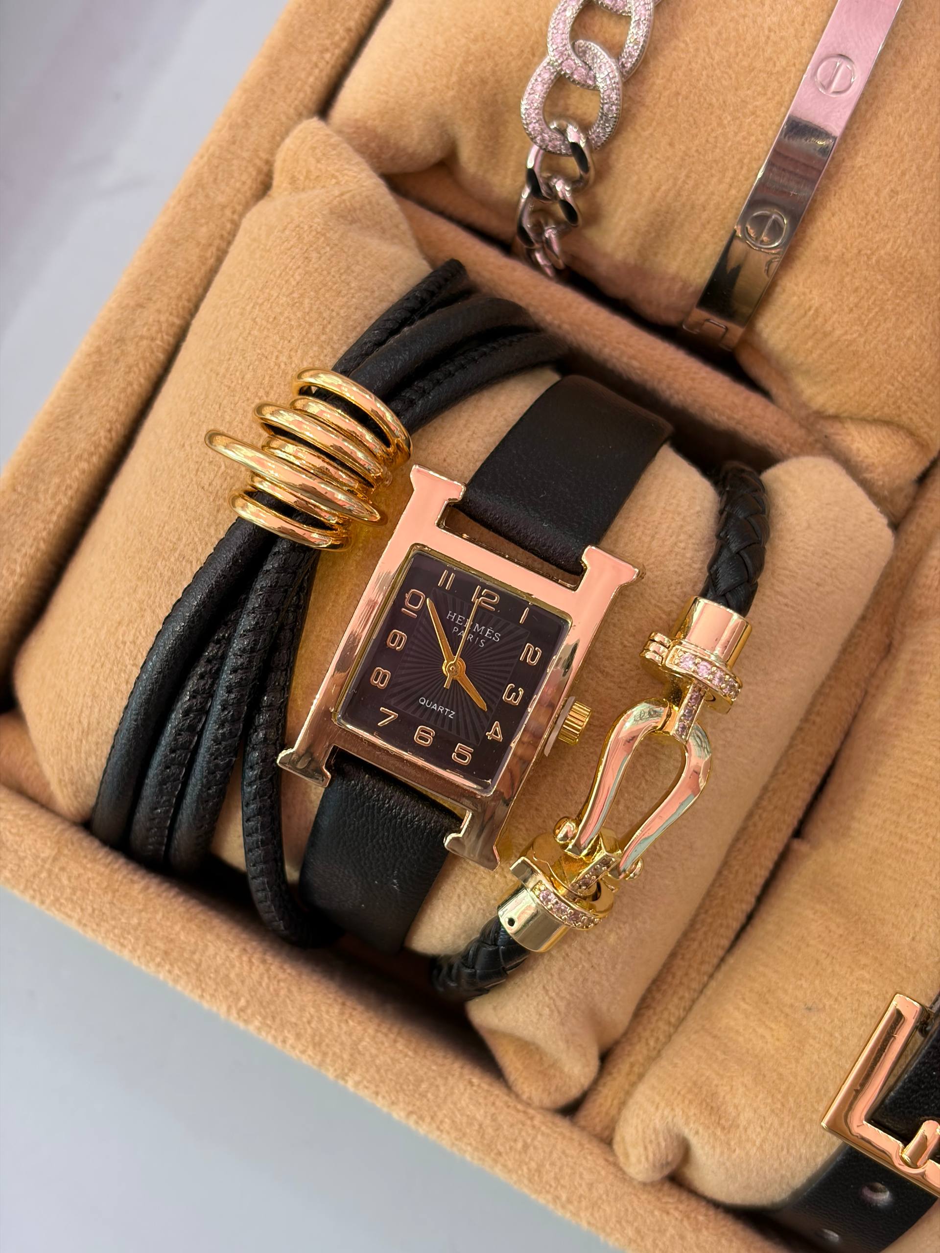 product-40-1.jpg ساعت زنانه هرمس قاب طلایی صفحه مشکی بند چرمی مشکی - تصویر 1